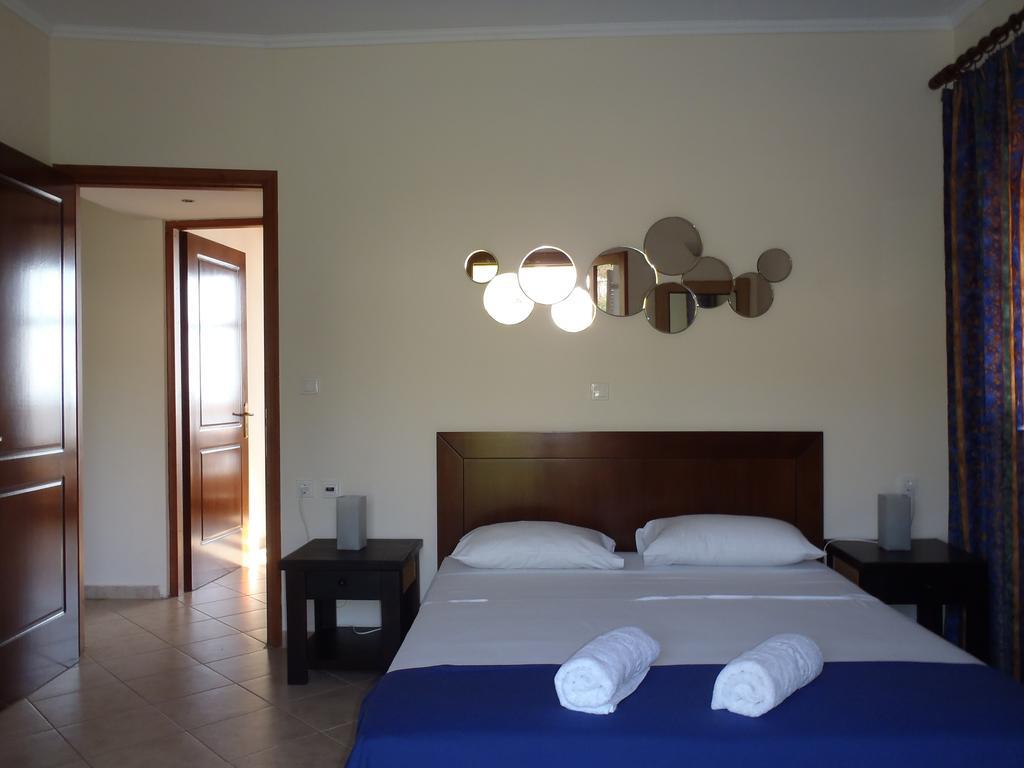 Loukas Apartments On The Waves Tragaki Room photo