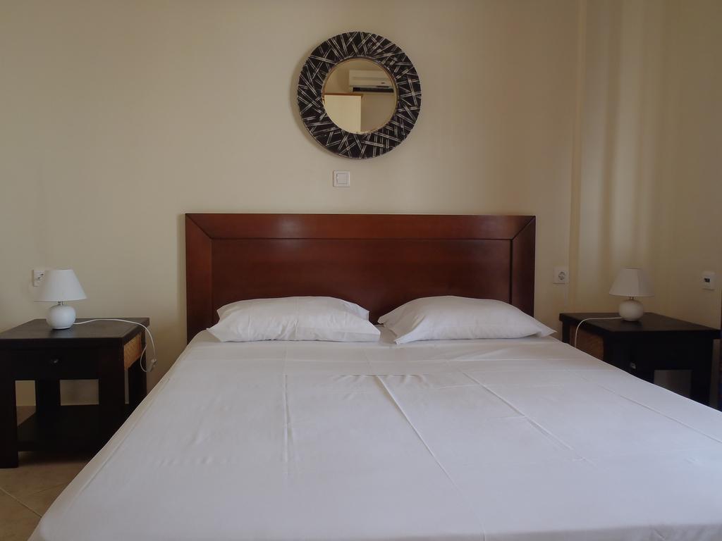 Loukas Apartments On The Waves Tragaki Room photo