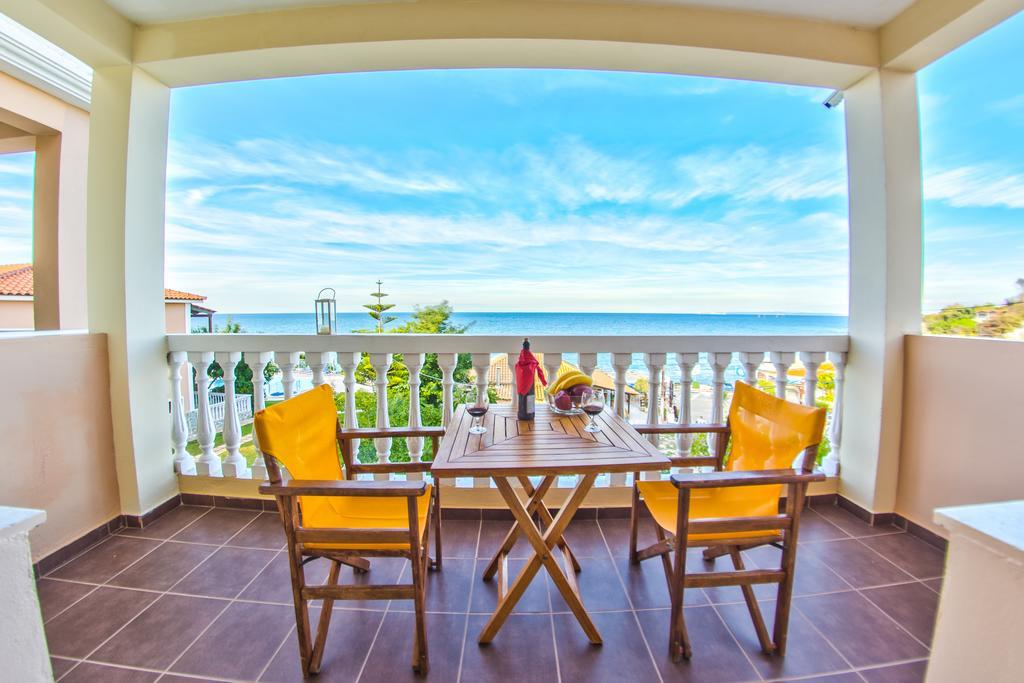 Loukas Apartments On The Waves Tragaki Room photo