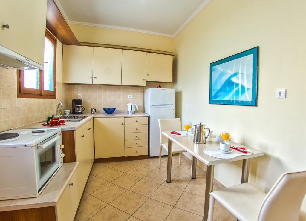 Loukas Apartments On The Waves Tragaki Room photo